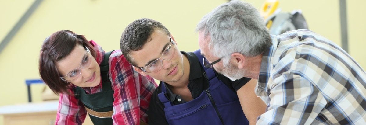 Tischler mit Auszubildenden