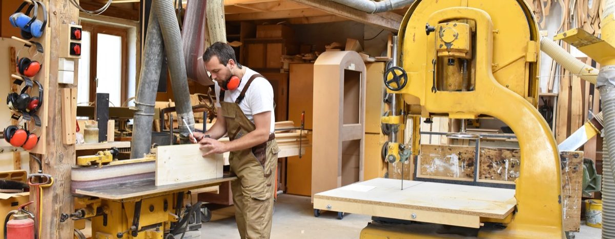 Tischler mit Maschinen