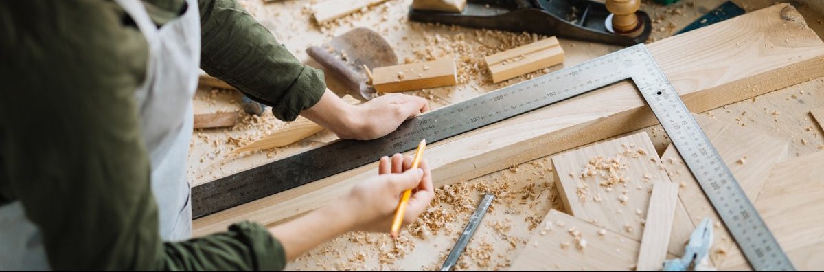 Tischlerin misst ab